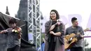 Penyanyi Sita Nursanti saat membawakan lagu selama Prambanan Jazz Festival 2019 di Pelataran Candi Prambanan, Yogyakarta, Sabtu (6/7/2019). Prambanan Jazz Festival 2019 menjadi ajang reuni bagi Rida Sita Dewi setelah dua tahun tidak manggung bersama. (Fimela.com/Bambang E.Ros)