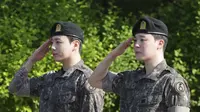 Jimin dan Jungkook BTS menuntaskan wamil. (AP Photo/Lee Jin-man)