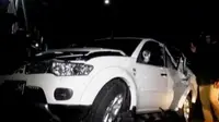 Mobil Pajero hilang kendali sehingga terguling beberapa kali di jalan tol. Sementara itu,bisnis busana muslim merambah dunia online.
