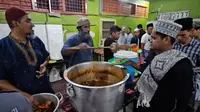 Komunitas India Muslim di Kota Medan, membagikan ratusan porsi nasi briani dan kari kambing sebagai menu berbuka puasa