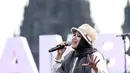 Penyanyi Rida Farida saat membawakan lagu selama Prambanan Jazz Festival 2019 di Pelataran Candi Prambanan, Yogyakarta, Sabtu (6/7/2019). Selama dua tahun hilang dari dunia musik, personel RSD mempunyai kegiatan masing-masing. (Fimela.com/Bambang E.Ros)