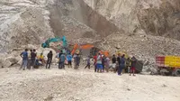 Suasana longsor di kawasan tambang batu alam Gunung Kuda Kabupaten Cirebon menewaskan puluhan pekerja hingga menimbun alat berat. Foto (Liputan6.com / Panji Prayitno)