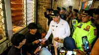 Wakil Wali Kota Bandung, Erwin, dan Kapolrestabes Bandung, Kombes Pol Budi Sartono, saat patroli jam malam pelajar, di daerah Cihapit, Jalan Riau, Kota Bandung. (Diskominfo Kota Bandung).