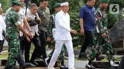 Gubernur Jawa Barat Dedi Mulyadi menghadiri upacara pelepasan 98 peserta program Pembinaan Karakter dan Bela Negara di Markas Divisi Infanteri 1 Kostrad, Cilodong, Kota Depok, Senin (9/6/2025). (Liputan6.com/Herman Zakharia)