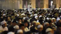 Seorang Jemaah melaksanakan salat sunah jelang mengikuti salat Idul Adha 1436 H di Masjid Istiqlal Jakarta, Kamis (24/9/2015). Salat Id dipimpin Imam Hasanudin dan khotbah disampaikan oleh  Amin Abdullah. (Liputan6.com/Helmi Fithriansyah)