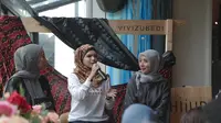 Vivi Zubedi bawa kain Sasirangan dan Pagatan ke panggung New York Fashion Week The Shows. (Foto: Dok. HijUp)