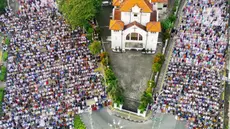 Umat Muslim melaksanakan salat Idul Adha 1446 Hijriah di kawasan depan Gereja Koinonia, Jatinegara, Jakarta Timur, Jumat (6/6/2025). (Liputan6.com/Herman Zakharia)