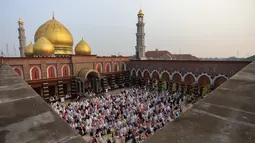 Pelaksanaan Idul Adha 1446 Hijriah di Mesjid Dian Al-Mahri atau lebih dikenal Mesjid Kubah Emas berlangsung khusyuk, tertib, dan penuh kekhidmatan. (merdeka.com/Arie Basuki)