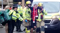 Polisi dan petugas darurat menangani insiden di Water Street dekat Gedung Liver di Liverpool, Inggris, setelah sebuah mobil menabrak pejalan kaki selama parade&nbsp;kemenangan Liverpool, Senin (26/5/2025). (Dok. Owen Humphreys/PA via AP)