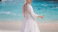 Outfit pakaian muslimah di pantai (Pinterst)