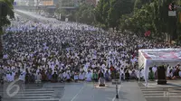 Umat Muslim di kawasan Jatinegara dan sekitarnya melaksanakan sholat Idul Adha 1436 H, Jakarta, Kamis (24/9/2015). Ruas Jalan Jatinegara Barat disulap menjadi tempat pelaksanaan salat. (Liputan6.com/Yoppy Renato)