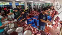 Petugas memotong daging hewan kurban untuk didistribusikan di Masjid Istiqlal, Jakarta, Sabtu (7/6/2025). (Liputan6.com/Angga Yuniar)