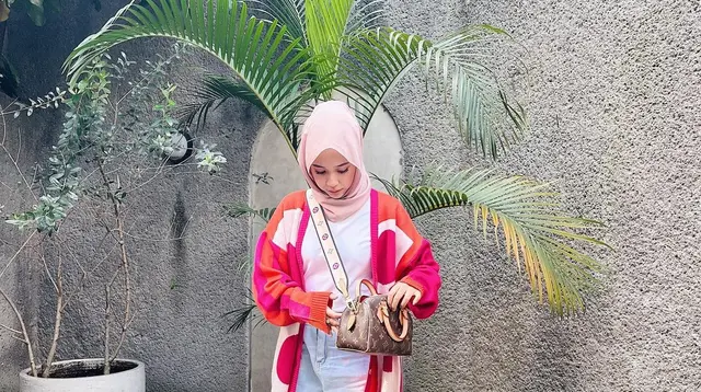 Untuk tampilan ala cewek kue, padukan cardigan warna-warni dengan t-shirt dan celana jeans kulot. @indyratnap.