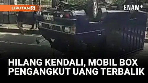 VIDEO: Hilang Kendali, Mobil Box Pengakut Uang Terbalik usai Tabrak Beton Pembatas Busway