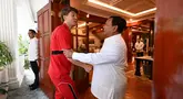 Presiden Republik Indonesia, Prabowo Subianto menyambut pemain Timnas Indonesia, Ole Romeny di kediamannya Jalan Kertanegara 4 Jakarta Selatan, Jumat (6/6/2025). (Foto: Cahyo - Biro Pers Sekretariat Presiden)