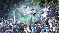 Bobotoh tumpah ruah saat merayakan kemenangan Persib Bandung sebagai juara BRI Liga 1 musim 2024/2025 dengan menggelar pawai meriah di Kota Bandung, Minggu (25/5/2025). (Bola.com/M Iqbal Ichsan)