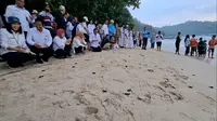 Momen pelepasan 101 tukik di Pantai Wediombo, Gunungkidul, menjadi bagian dari upaya konservasi penyu sekaligus bentuk edukasi publik mengenai pentingnya menjaga ekosistem laut.