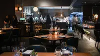 Suasana di restoran fine dining August di kawasan SCBD Jakarta Selatan, Chef Hans Christian dan profesional F&amp;B Budi Cahyadi. (Dok: August)