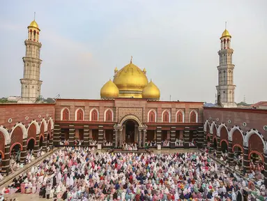 Umat Islam melaksanakan salat Idul Adha 1446 Hijriah di Mesjid Dian Al-Mahri atau lebih dikenal Mesjid Kubah Emas di Depok, Jawa Barat, Jumat (6/6/2025). (merdeka.com/Arie Basuki)