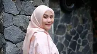 Anti ribet, begini warna-warni gaya aktris pemakai hijab ini tampil eksis. (Sumber foto: zaskiadyamecca/instagram)