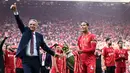Hal tersebut karena perayaan gelar juara kali ini berbeda dengan keberhasilan The Reds pada musim 2019/2020 yang tidak bisa disaksikan langsung oleh suporter akibat pandemi COVID-19. Kali ini, setelah 35 tahun menanti, The Reds mengangkat trofi juara Liga Premier Inggris di hadapan puluhan ribu pendukung setia mereka. (Paul ELLIS/AFP)