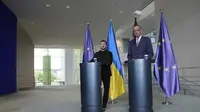 Kanselir Jerman Friedrich Merz dan Presiden Ukraina Volodymyr Zelenskyy dalam konferensi pers di kantor kanselir di Berlin, Rabu (28/5/2025). (Dok. AP/Markus Schreiber)