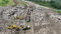 Operasional dikawasan TPK Sarimukti, Kabupaten Bandung Barat. (sumber foto: DLHK Jabar)