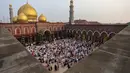 Pelaksanaan Idul Adha 1446 Hijriah di Mesjid Dian Al-Mahri atau lebih dikenal Mesjid Kubah Emas berlangsung khusyuk, tertib, dan penuh kekhidmatan. (merdeka.com/Arie Basuki)