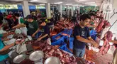 Petugas memotong daging hewan kurban untuk didistribusikan di Masjid Istiqlal, Jakarta, Sabtu (7/6/2025). (Liputan6.com/Angga Yuniar)