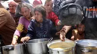 Sebelumnya, karena tekanan internasional, Israel akhirnya mengizinkan puluhan truk bantuan kemanusiaan memasuki Gaza. (Omar AL-QATTAA/AFP)