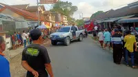Warga berkerumun di lokasi kecelakaan bus yang membawa puluhan siswa di kawasan Trowono, Paliyan, Gunungkidul, bus menabrak motor dan toko emas di pinggir jalan. Tak ada korban jiwa, namun insiden ini menyisakan trauma bagi para siswa.