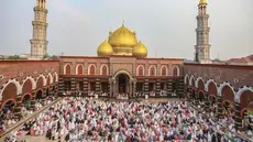 Umat Islam melaksanakan salat Idul Adha 1446 Hijriah di Mesjid Dian Al-Mahri atau lebih dikenal Mesjid Kubah Emas di Depok, Jawa Barat, Jumat (6/6/2025). (merdeka.com/Arie Basuki)