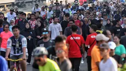 Ada pula warga yang memanfaatkan HBKB atau CFD dengan berjalan santai bersama keluarga. (Liputan6.com/Angga Yuniar)