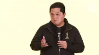 Ketua Umum PSSI Erick Thohir menyampaikan sambutan saat launching merchandise resmi Piala Dunia U-20 2023 di Atrium Mall FX Sudirman, Senayan, Jakarta, Rabu (8/3/2023). Apparel lokal, Juara, dipercaya menjadi penyedia suvenir Piala Dunia U-20 2023 dengan menyediakan 53 jenis merchandise yang siap dijual ke masyarakat. (Liputan6.com/Herman Zakharia)
